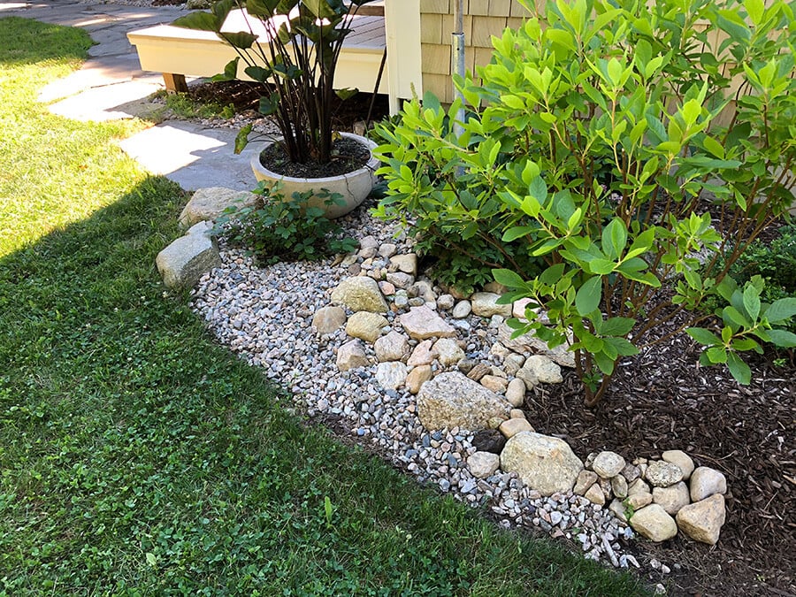 River-Rock-lawn-edging