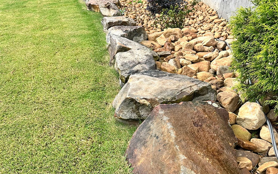 boulder-stone-for-lawn-border-edge