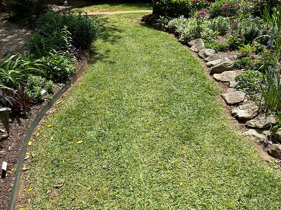 metal-and-stone-lawn-edging