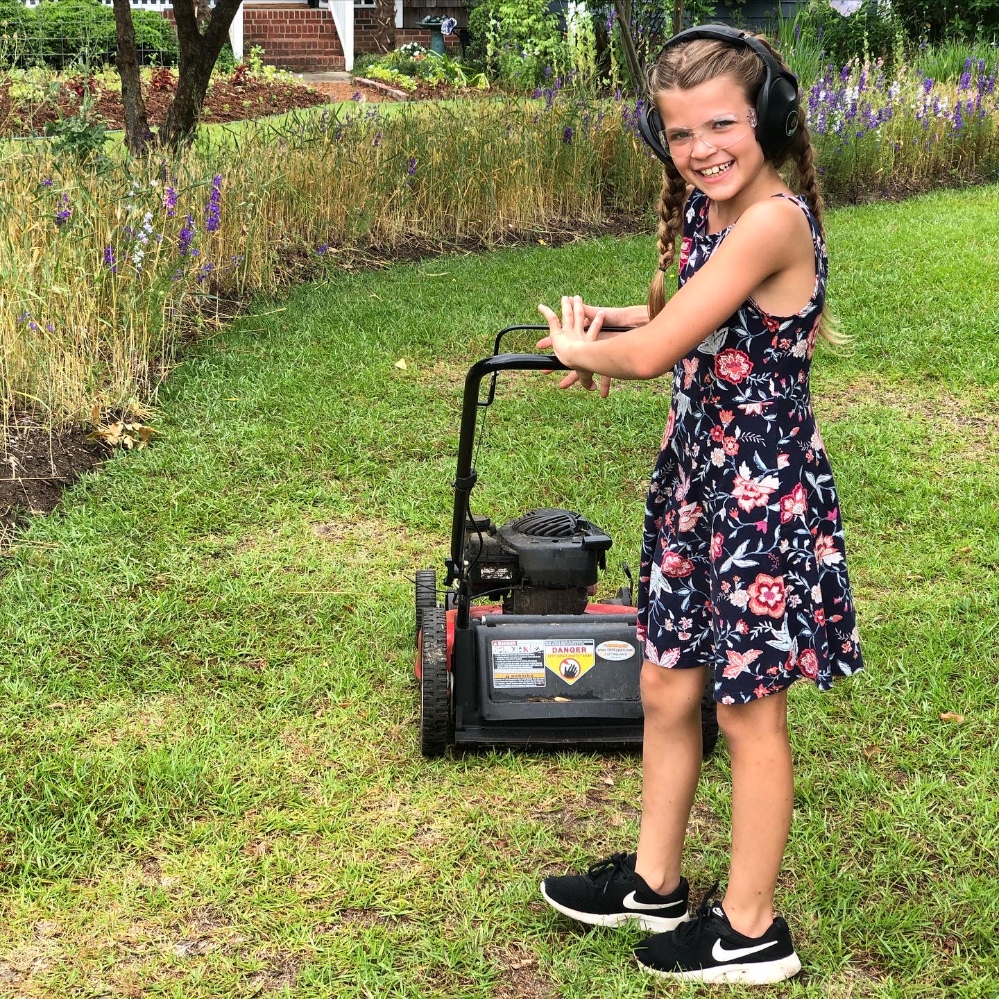 Mulching mower to leave clippings on your lawn