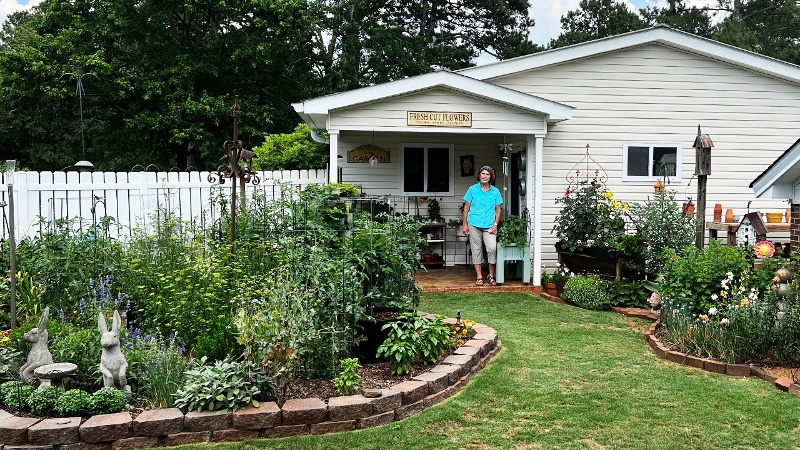 Melanie Landrum_CuttingGarden-1